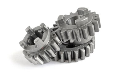 beyaz zemin üzerinde üç metal Dişliler