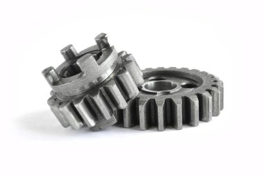 beyaz zemin üzerine iki metal Dişliler