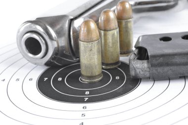 Tabanca ve beyaz arka plan üzerinde mühimmat