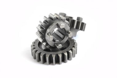 beyaz zemin üzerinde üç metal Dişliler