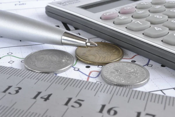 Financiële achtergrond met geld, rekenmachine, grafiek en pen — Stockfoto
