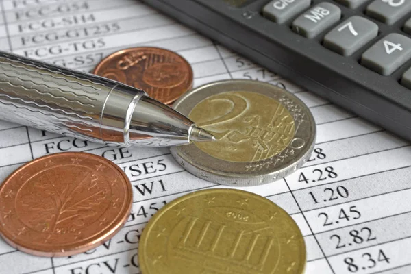 Finansiell bakgrund med pengar, räknare, linjal, bord och penna — Stockfoto
