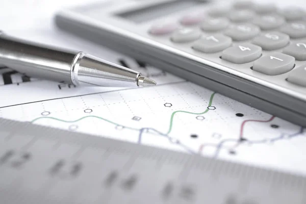 Üzleti háttér grafikon, vonalzó, toll és számológép — Stock Fotó