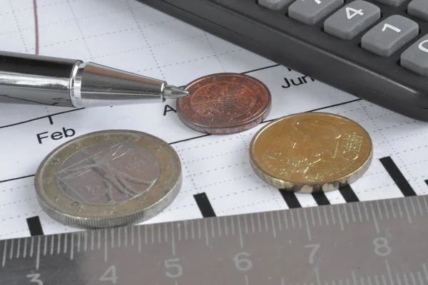 Para, hesap makinesi, cetvel, grafik ve kalem ile finansal arka plan