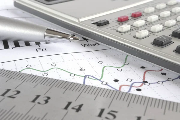 Geschäftshintergrund mit Graph, Lineal, Stift und Taschenrechner — Stockfoto