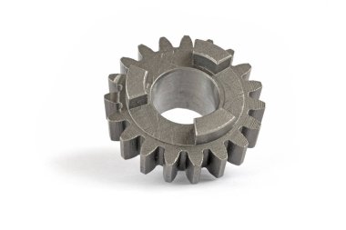 Beyaz zemin üzerinde bir metal dişli