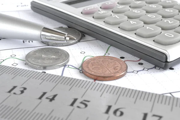 Finansowych tło z pieniądze, kalkulator, linijki, wykres i pióra — Zdjęcie stockowe