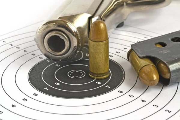 Pistola e munizioni sullo sfondo bianco — Foto Stock