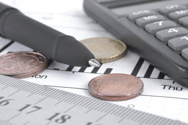 Para, hesap makinesi, cetvel, grafik ve kalem ile finansal arka plan