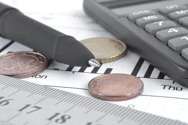 Para, hesap makinesi, cetvel, grafik ve kalem ile finansal arka plan