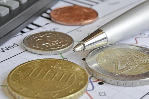 Para, hesap makinesi, cetvel, grafik ve kalem ile finansal arka plan