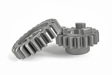 beyaz zemin üzerine iki metal Dişliler