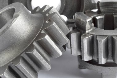 beyaz zemin üzerinde üç metal Dişliler