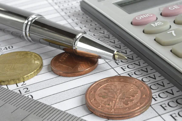 Финансовый фон с деньгами, калькулятор, линейка, стол и ручка — стоковое фото