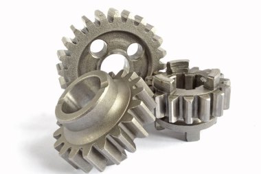 beyaz zemin üzerinde üç metal Dişliler