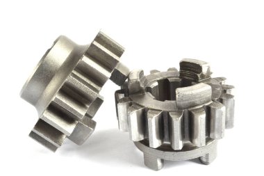 beyaz zemin üzerine iki metal Dişliler