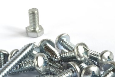 Beyaz arkaplanda vidalar