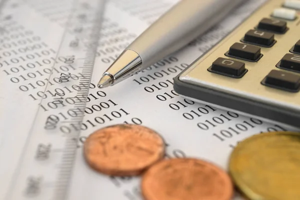Contexte financier avec argent, calculatrice, règle, chiffres et stylo — Photo