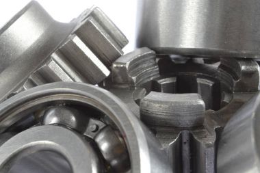 Beyaz arka planda dişliler ve yönler