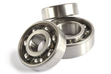 Beyaz zemin üzerinde üç yatakları