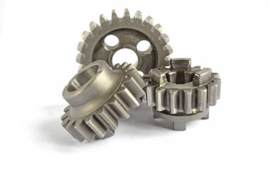 beyaz zemin üzerinde üç metal Dişliler