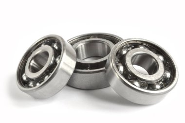 Beyaz zemin üzerinde üç yatakları