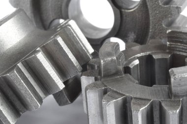 beyaz zemin üzerinde üç metal Dişliler