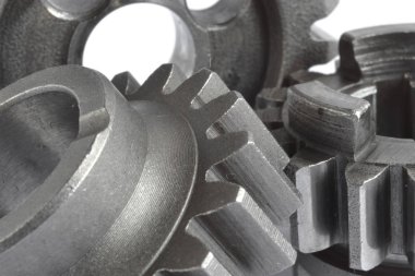 beyaz zemin üzerinde üç metal Dişliler