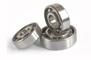 Beyaz zemin üzerinde üç yatakları