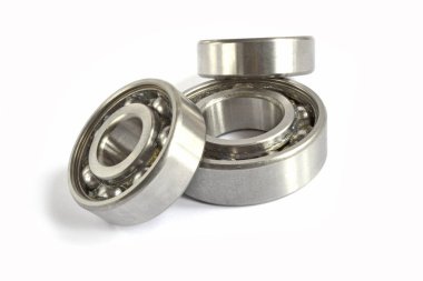 Beyaz zemin üzerinde üç yatakları