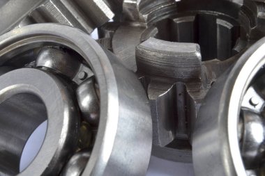 Beyaz arka planda dişliler ve yönler