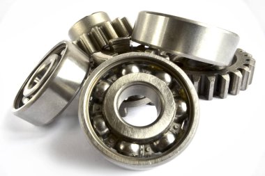 Beyaz arka planda dişliler ve yönler