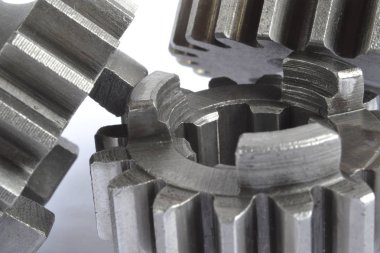 beyaz zemin üzerinde üç metal Dişliler