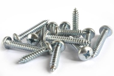 Beyaz arkaplanda vidalar