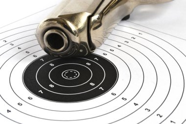 Tabanca ve beyaz arka plan üzerinde hedef