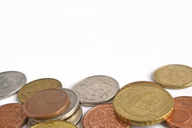 Finansal arka plan üzerinde beyaz farklı paralar ile