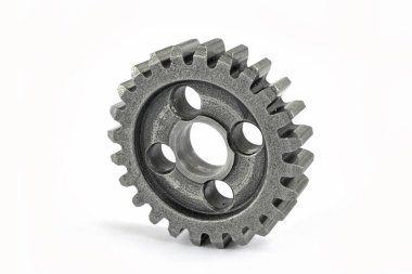 Beyaz zemin üzerinde bir metal dişli