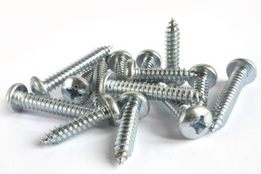 Beyaz arkaplanda vidalar