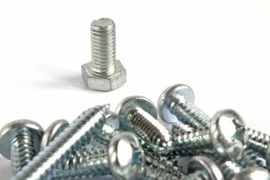 Beyaz arkaplanda vidalar