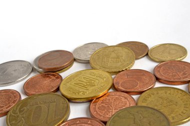 Finansal arka plan üzerinde beyaz farklı paralar ile