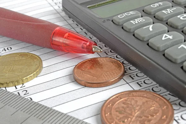 Fondo financiero con dinero, calculadora, regla, mesa y pluma — Foto de Stock