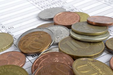 Farklı sikke ve tablo ile finansal arka plan