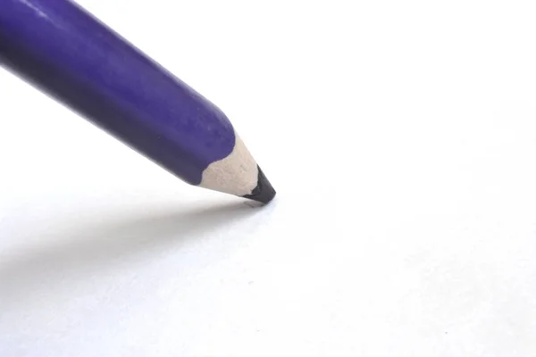 Lápis azul no fundo branco, close-up — Fotografia de Stock