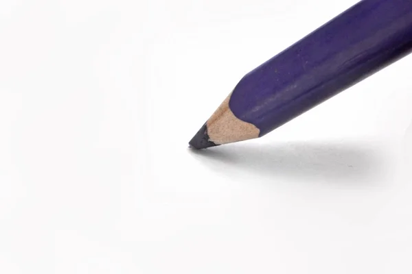 Lápis azul no fundo branco, close-up — Fotografia de Stock