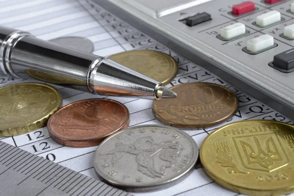 Pénzügyi háttér, a pénz, a számológép, a tábla és a toll — Stock Fotó
