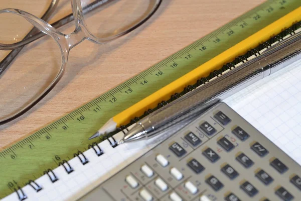 Business bakgrund med bord, penna och miniräknare — Stockfoto