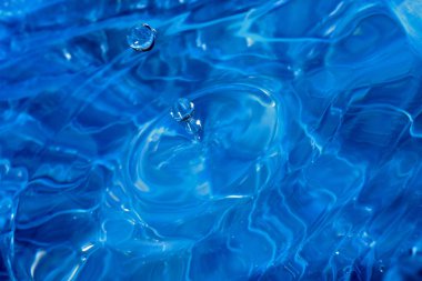 Damla, arka plan ile su yüzeyi.