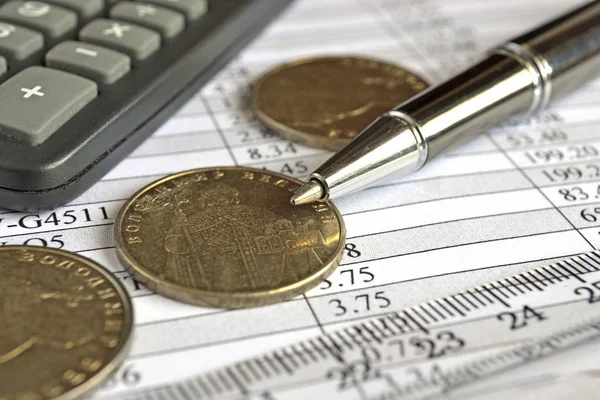 para, hesap makinesi, masa ve kalem finansal arka plan