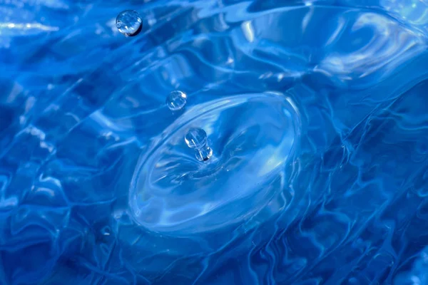 Водна поверхня з краплями, абстрактний фон — стокове фото