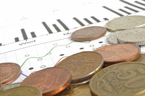 Farklı sikke, cetvel ve grafik ile finansal arka plan